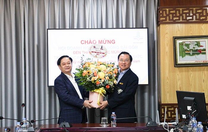 Hội Doanh nghiệp Đông Sài Gòn thăm và chúc mừng CBGVNV nhà trường nhân ngày Nhà giáo Việt Nam 20/11